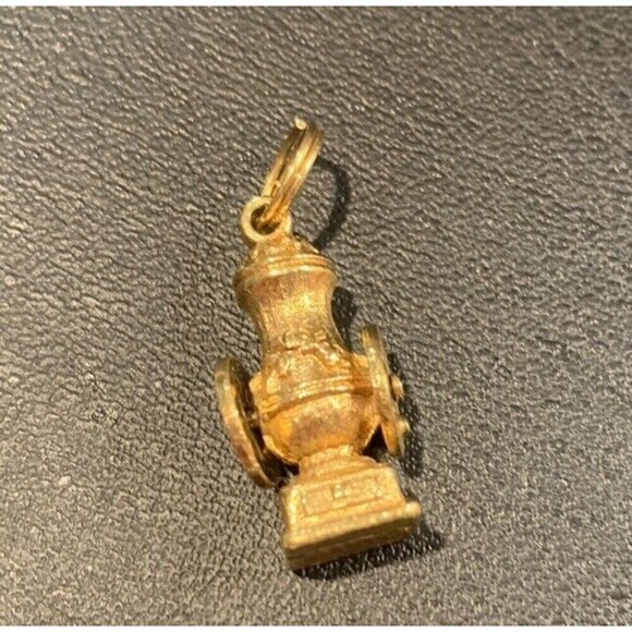 COUNTRY STORE COFFEE MILL Charm For Bracelet Or Necklace Avon (J59) Movable Part - Picture 1 of 6